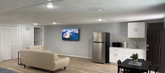 Modern Open Studio - 3 Beds - Sleeps 5 - Near Local Attractions