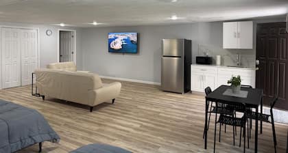 Modern Open Studio - 3 Beds - Sleeps 5 - Near Local Attractions