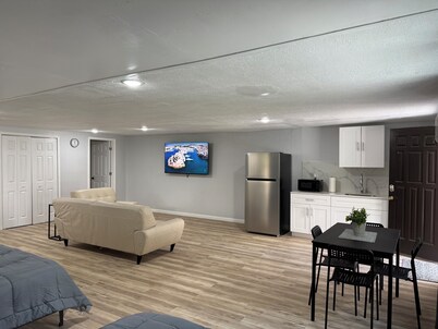 Modern Open Studio - 3 Beds - Sleeps 5 - Near Local Attractions