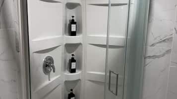 Secador de pelo, toallas, jabón y papel higiénico