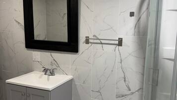 SĂšche-cheveux, serviettes fournies, savon, papier toilette