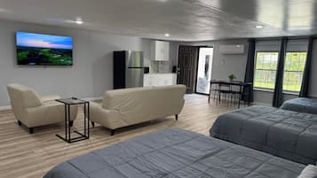 1 dormitorio, tabla de planchar con plancha, wifi y ropa de cama
