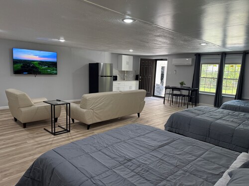 Modern Open Studio - 3 Beds - 2 queens & 1–Full Sleeps 6- Near Local Attractions