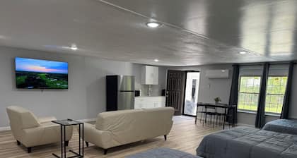 Modern Open Studio - 3 Beds - 2 queens & 1–Full Sleeps 6- Near Local Attractions