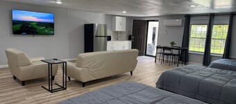 Modern Open Studio - 3 Beds - 2 queens & 1–Full Sleeps 6- Near Local Attractions