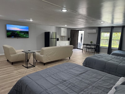 Modern Open Studio - 3 Beds - 2 queens & 1–Full Sleeps 6- Near Local Attractions