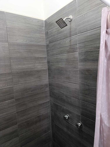 Private and secure suite 2 minutes from the airport