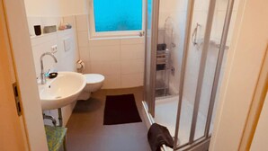 A bathroom with a shower, a sink, and a toilet. - Room "white" in shared flat - central & quiet - VW, Autostadt, VfL parking lot and WLAN (Wolfsburg)