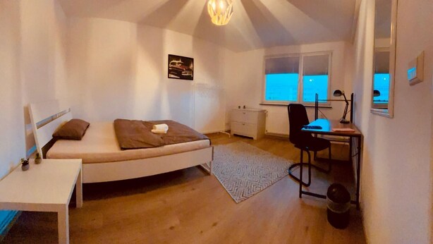 A bedroom with a bed, desk, chair, and a window. - Room "white" in shared flat - central & quiet - VW, Autostadt, VfL parking lot and WLAN (Wolfsburg)