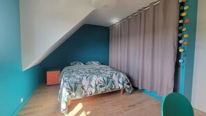 4 bedrooms, iron/ironing board, free WiFi, bed sheets