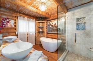 Hair dryer, towels, soap, shampoo - Luxury Montana Cabin with Studio & Hot Tub (Bigfork)