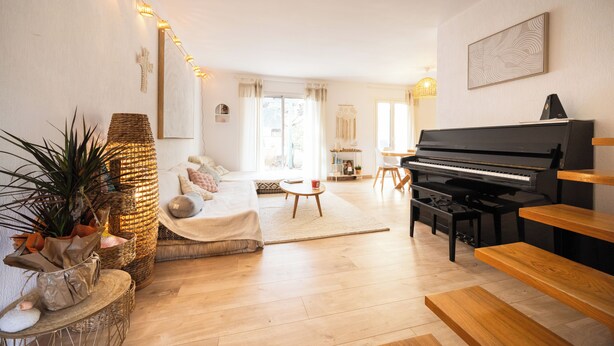 A living room with a piano, a sofa, a coffee table, and a wicker lamp. - Magnificent house close to the beach (Perpignan)