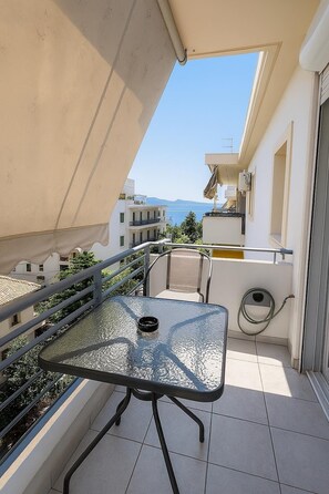 Outdoor dining - Navarinou Kalamata Pearl Cozy Seaside apartment (Kalamata)