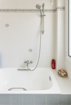 Shower, hair dryer, towels, soap - Navarinou Kalamata Pearl Cozy Seaside apartment (Kalamata)