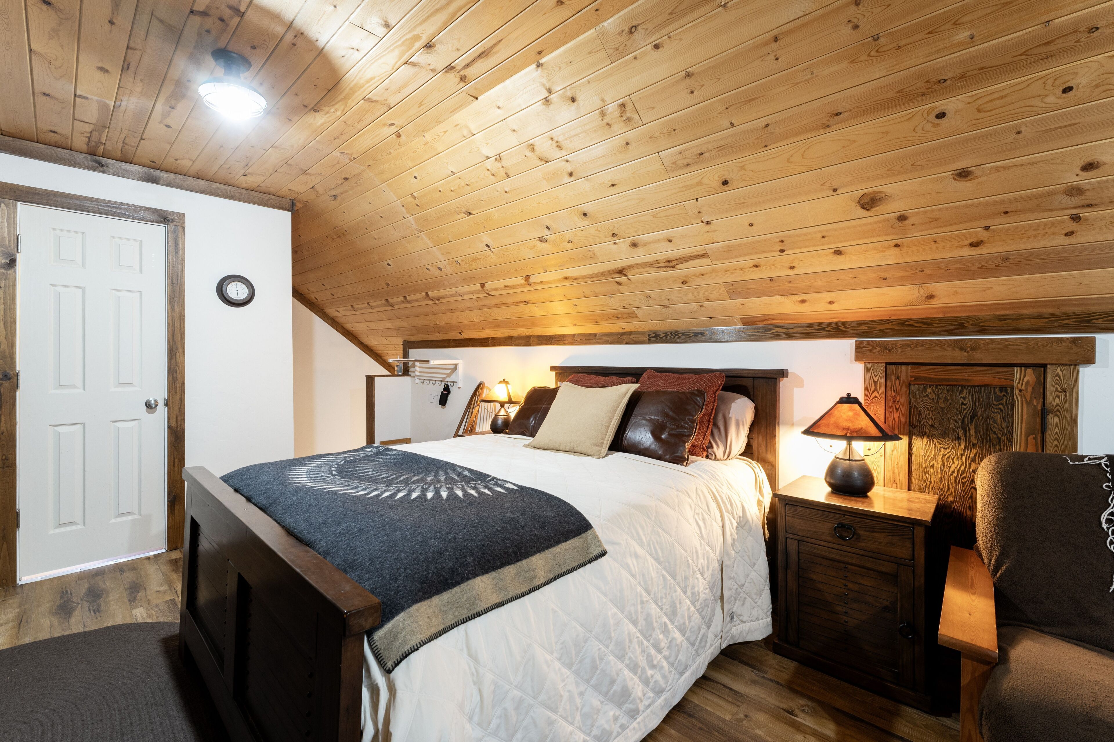 1 bedroom, desk, WiFi, bed sheets