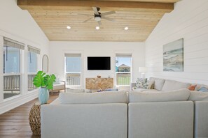 TV - Steps to beach- 4 bed 3 bath with 2 primary suites (Bolivar Peninsula)