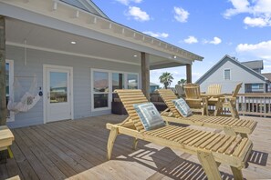 Outdoor dining - Steps to beach- 4 bed 3 bath with 2 primary suites (Bolivar Peninsula)