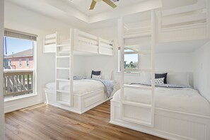 4 slaapkamers, reisbedje, wifi, beddengoed