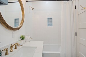 Hair dryer, towels, soap, shampoo - Steps to beach- 4 bed 3 bath with 2 primary suites (Bolivar Peninsula)