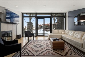 TV, fireplace, video games - Luxury 4 bedroom chalet ski in/out (Beaverdell)