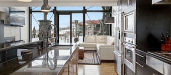 Luxury 4 bedroom chalet ski in/out