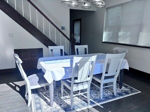 Dining - Two bedroom home. 3.5 miles to Convention Ctr or Indy 500. 4 minutes to Riley. (Indianapolis)