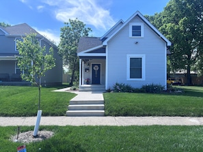 Exterior - Two bedroom home. 3.5 miles to Convention Ctr or Indy 500. 4 minutes to Riley. (Indianapolis)