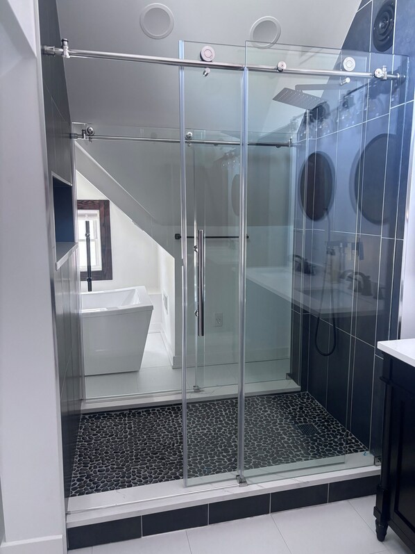 Shower, hair dryer, towels, soap - Two bedroom home. 3.5 miles to Convention Ctr or Indy 500. 4 minutes to Riley. (Indianapolis)