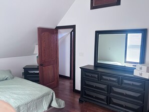 2 bedrooms, WiFi, bed sheets - Two bedroom home. 3.5 miles to Convention Ctr or Indy 500. 4 minutes to Riley. (Indianapolis)