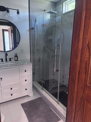 Shower, hair dryer, towels, soap - Two bedroom home. 3.5 miles to Convention Ctr or Indy 500. 4 minutes to Riley. (Indianapolis)