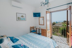 Classic Double Room, Balcony | Desk - HOTEL CASA GIUSEPPINA (Serrara Fontana)