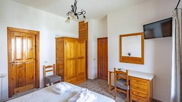 Classic Double Room, Balcony | Desk