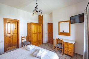 Classic Double Room, Balcony | Desk - HOTEL CASA GIUSEPPINA (Serrara Fontana)