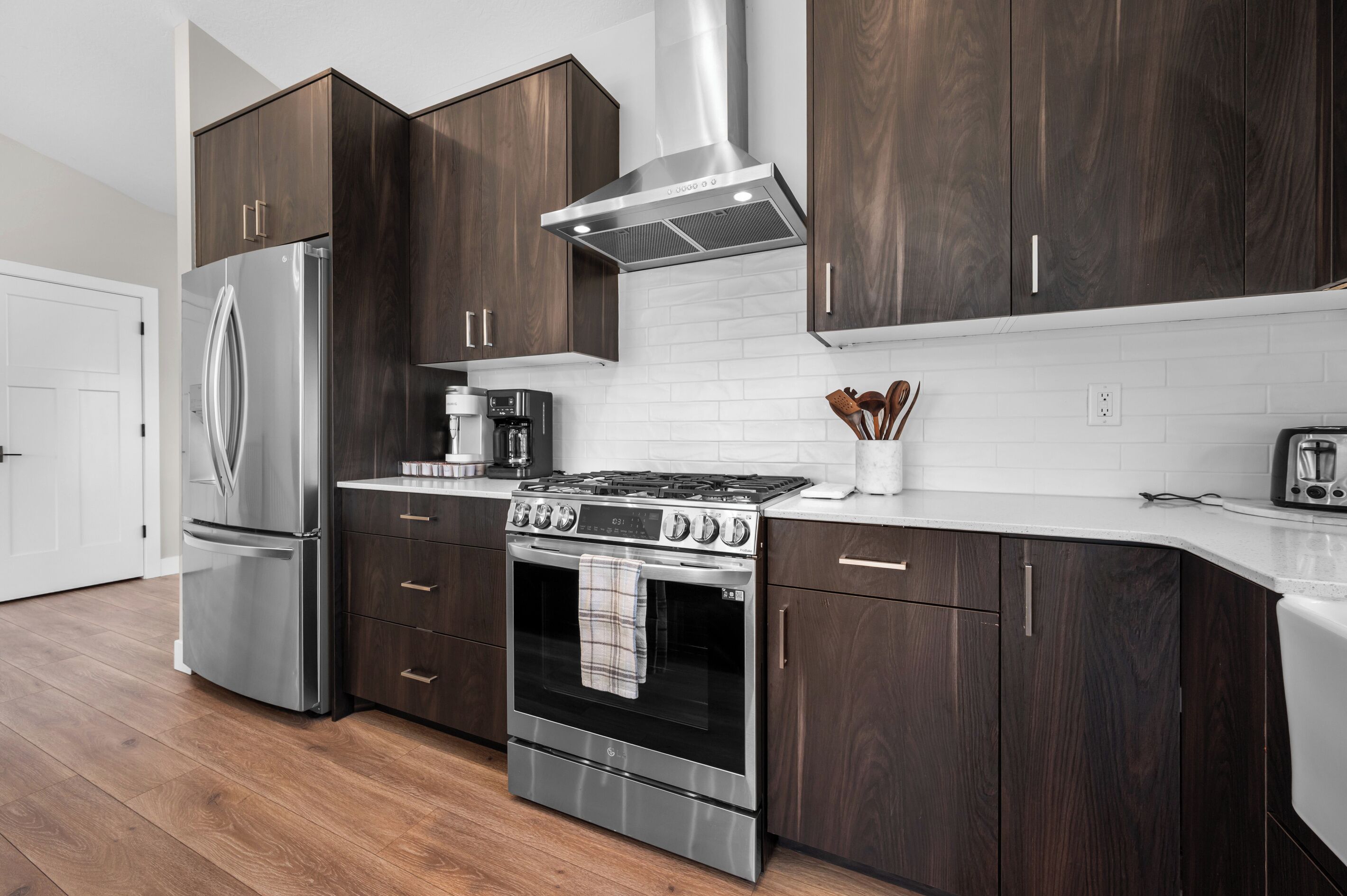 Coffee/tea maker, fridge, microwave, oven