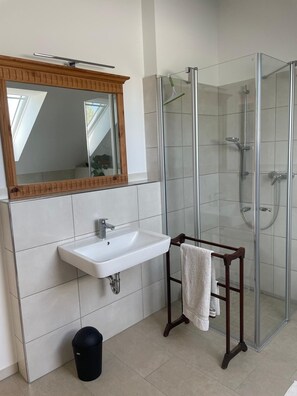 Dusche, Haartrockner, Handtücher, Seife