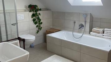 Douche, sĂšche-cheveux, serviettes fournies, savon