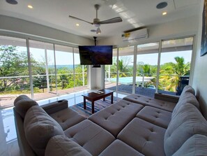 Familievilla - udsigt til pool | Opholdsområde