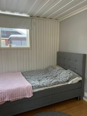 5 bedrooms, iron/ironing board, WiFi, bed sheets
