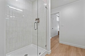 Shower, hair dryer - Stylish SLC Getaway 2-Bed, 2-Bath with Balcony (Salt Lake City)