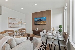 TV, offices - Stylish SLC Getaway 2-Bed, 2-Bath with Balcony (Salt Lake City)