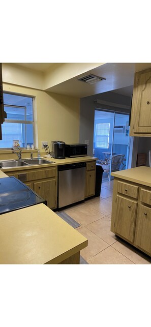 Fridge, microwave, oven, stovetop - Serene 2-bedroom house with AC in charming North Port (North Port)