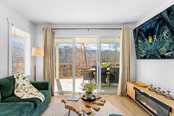 Smart TV, fireplace - Spacious 2BR Condo Sleeps 8 w/ Patio, Indoor Pool, Gym and Resort Access (Branson)