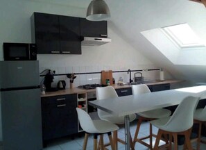 Private kitchen - Functional, bright and quiet apartment in the center of Janzé (Janzé)