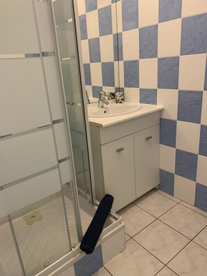 Bathroom - Vrbo Property (Janzé)