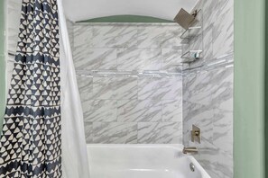 Chuveiro, secador de cabelo, toalhas de banho, shampoo
