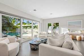 Living area - The Isles- Ft Lauderdale’s Newest Luxury Escape, Walk to Beach, Pool & Hot Tub (Fort Lauderdale)