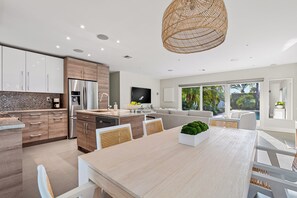 Interior - The Isles- Ft Lauderdale’s Newest Luxury Escape, Walk to Beach, Pool & Hot Tub (Fort Lauderdale)