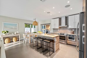 Private kitchen - The Isles- Ft Lauderdale’s Newest Luxury Escape, Walk to Beach, Pool & Hot Tub (Fort Lauderdale)