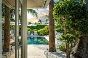 Pool - The Isles- Ft Lauderdale’s Newest Luxury Escape, Walk to Beach, Pool & Hot Tub (Fort Lauderdale)