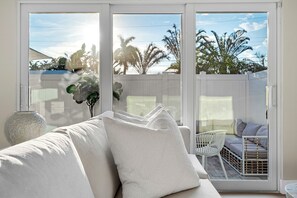 Living area - The Isles- Ft Lauderdale’s Newest Luxury Escape, Walk to Beach, Pool & Hot Tub (Fort Lauderdale)